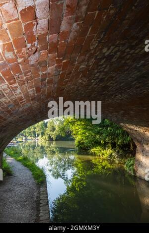 England, Hampshire, Basingstoke, Odiham, Basingstoke Canal und Bridge Stockfoto