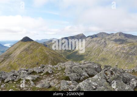 Blick vom Gipfel des Stob Coire Raineach, Buachaille Etive Beag, Glen Coe in Richtung Stob Bubh Stockfoto