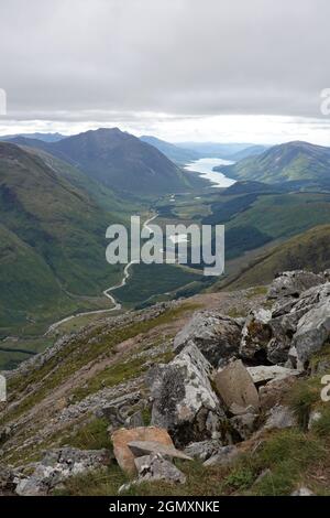 Blick nach Westen von Buachaille Etive Beag hinunter Glen Etive nach Loch Etive, Glen Coe, Schottland, Großbritannien Stockfoto