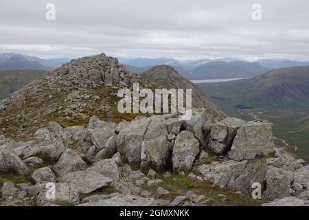 Blick vom Gipfel von Munro, Stob Dubh, Buachaille Etive Beag in Richtung Loch Etive in der Ferne, Glen Coe, Schottische Highlands Stockfoto