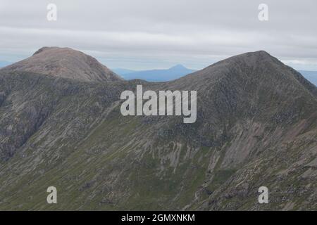 Blick von Buachaille Etive Beag nach Buachaille Etive Mor mit Schiehallion in der Ferne, Schottische Highlands, Großbritannien Stockfoto