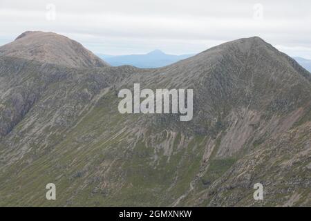 Blick von Buachaille Etive Beag nach Buachaille Etive Mor mit Schiehallion in der Ferne, Schottische Highlands, Großbritannien Stockfoto