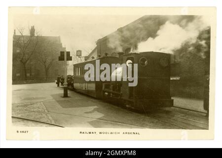 Postkarte aus der Zeit WW1 des Eisenbahnmotors (es gab 3) mit Fahrer, der auf einer Plattform wartete - für den Transport von Munitionsmaterial, das Woolwich Arsenal diente. Genannt Royal Arsenal Railway London. Arsenal war eine Schalenfüllfabrik. 1914-1918 Stockfoto