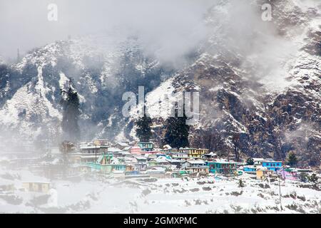 Winteransicht von Urgam Dorf im indischen Himalaya in der Nähe von Joshimat Stadt, Uttarakhand, Indien Stockfoto