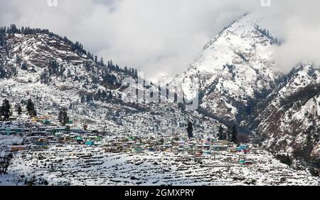 Winteransicht von Urgam Dorf im indischen Himalaya in der Nähe von Joshimat Stadt, Uttarakhand, Indien Stockfoto