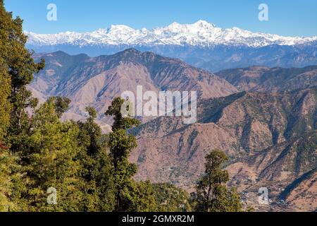 Mount Bandarpunch, Himalaya, Panoramablick auf den indischen Himalaya, große Himalaya-Range, Uttarakhand Indien, Blick von Mussoorie Road, Gangotri Range Stockfoto