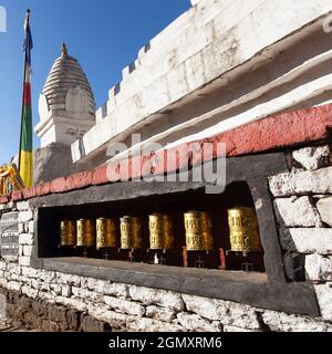 Buddhistische Stupa oder Chöre mit Gebetsfahnen und Rädern auf dem Weg von Lukla nach Namche Bazar im chaurikharka Dorf in der Nähe des Chheplung Dorfes, Khumbu va Stockfoto