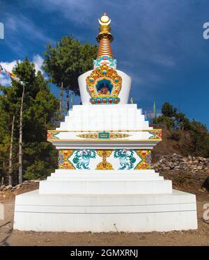 Buddhistischer Stupa, Kloster oder Gompa im Dorf Kharikhola in der Nähe von Lukla, Weg von Jiri Bazar zum Everest-Gebiet, Khumbu-Tal, Solukhumbu, Nepal Stockfoto