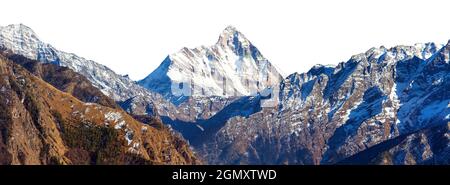 Mount Nanda Devi isoliert auf weißem Himmel Hintergrund, einer der besten Berge im indischen Himalaya, gesehen von Joshimath Auli, Uttarakhand, Indien Himalaya Stockfoto