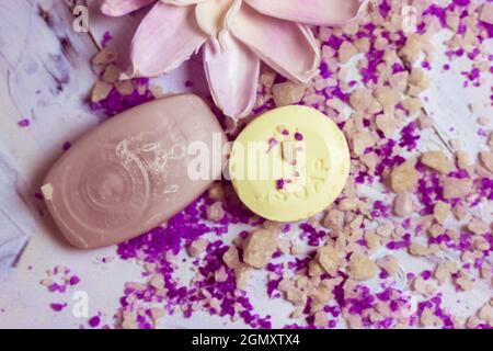 Seifenstücke, Lotusblume, purpurnes Badesalz flach. Spa, Entspannung, Körperpflege. Stockfoto