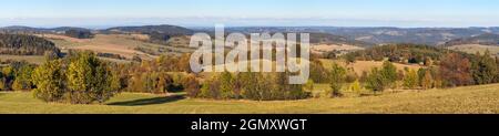 Herbstansicht von böhmischen und mährischen Hochland, Vecov Dorf, Zdarske vrchy, Tschechische Republik Stockfoto