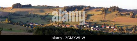 Herbstansicht von böhmischen und mährischen Hochland, Vecov Dorf, Zdarske vrchy, Tschechische Republik Stockfoto