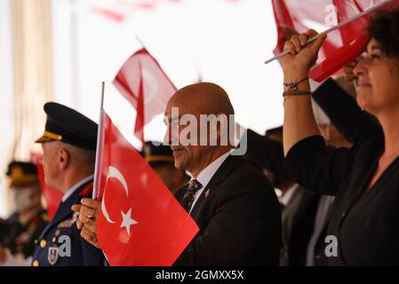 Izmir, Türkei - 9. September 2021: Der Bürgermeister der Gemeinde Izmir, Tunc Soyer, und seine Frau Neptun soyer, in einem Rahmen mit türkischen Flaggen am Tag von Libert Stockfoto