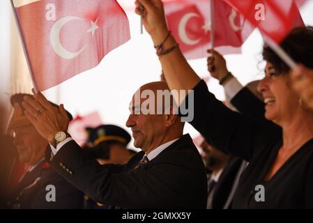 Izmir, Türkei - 9. September 2021: Der Bürgermeister der Gemeinde Izmir, Tunc Soyer, und seine Frau Neptun soyer, in einem Rahmen mit türkischen Flaggen am Tag von Libert Stockfoto