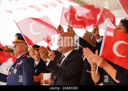 Izmir, Türkei - 9. September 2021: Der Bürgermeister der Gemeinde Izmir, Tunc Soyer, und seine Frau Neptun soyer, in einem Rahmen mit türkischen Flaggen am Tag von Libert Stockfoto