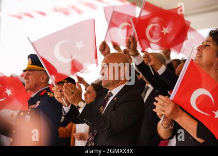 Izmir, Türkei - 9. September 2021: Der Bürgermeister der Gemeinde Izmir, Tunc Soyer, und seine Frau Neptun soyer, in einem Rahmen mit türkischen Flaggen am Tag von Libert Stockfoto