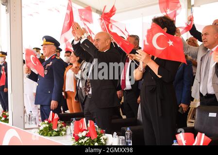 Izmir, Türkei - 9. September 2021: Der Bürgermeister der Gemeinde Izmir, Tunc Soyer, und seine Frau Neptun soyer, in einem Rahmen mit türkischen Flaggen am Tag von Libert Stockfoto