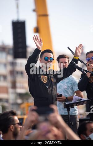 Izmir, Türkei - 9. September 2021: F16-Demo-Teammitglied Captain M. Bircan Bicer begrüßt die Menschen am Izmir Gundogdu-Platz am Tag der Freiheit von Izmir Stockfoto