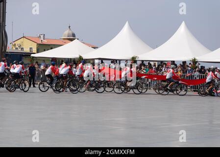 Izmir, Türkei - 9. September 2021: Fahrradfahrer-Gruppe, die eine riesige türkische Flagge von Afyon nach Izmir trägt, um dem Bürgermeister von Izmir Tunc als Geschenk zu geben Stockfoto