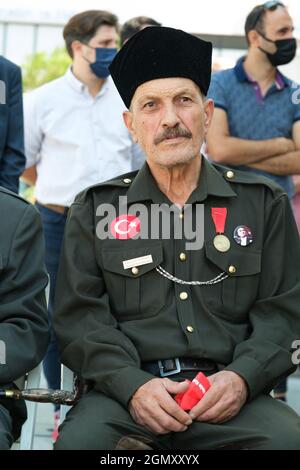 Izmir, Türkei - 9. September 2021: Verwandte des Canakkale-Kriegsveteranen Metin Kazdal am Festakt des Freiheitstages von Izmir Stockfoto