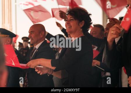 Izmir, Türkei - 9. September 2021: Der Bürgermeister der Gemeinde Izmir, Tunc Soyer, und seine Frau Neptun soyer, in einem Rahmen mit türkischen Flaggen am Tag von Libert Stockfoto