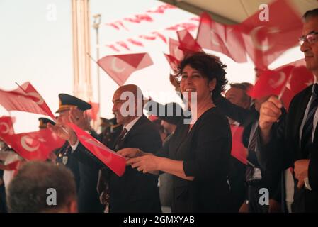 Izmir, Türkei - 9. September 2021: Der Bürgermeister der Gemeinde Izmir, Tunc Soyer, und seine Frau Neptun soyer, in einem Rahmen mit türkischen Flaggen am Tag von Libert Stockfoto