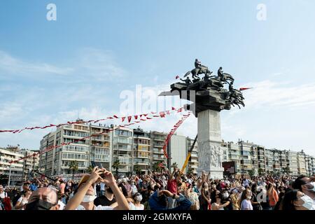 Izmir, Türkei - 9. September 2021: Menschen feiern den Tag der Freiheit auf dem Izmir Gundogdu Platz. Die Statue des republikanischen Baumes auf dem Hintergrund Stockfoto