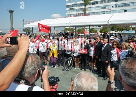 Izmir, Türkei - 9. September 2021: Fahrradfahrer-Gruppe, die eine riesige türkische Flagge von Afyon nach Izmir trägt, um dem Bürgermeister von Izmir Tunc als Geschenk zu geben Stockfoto