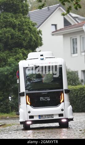 Hamburg, Deutschland. September 2021. Der autonom fahrende Bus „emoin“ ist im Villenviertel in Hamburg-Bergedorf unterwegs. Der fahrerlose Shuttle-Minibus nahm am Dienstag den regulären Betrieb in Hamburg-Bergedorf auf, zunächst noch mit einer Busfahrerin als Assistentin. Quelle: Christian Charisius/dpa/Alamy Live News Stockfoto