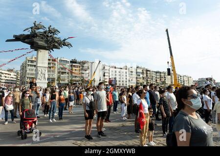 Izmir, Türkei - 9. September 2021: Die Menschen stehen still, während die Nationalhymne am Unabhängigkeitstag von Izmir auf dem Gundogdu-Platz gesungen wird Stockfoto