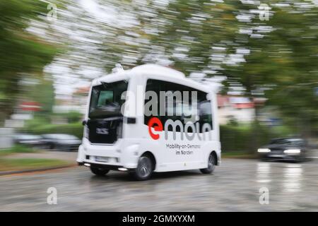 Hamburg, Deutschland. September 2021. Der autonom fahrende Bus „emoin“ ist im Villenviertel in Hamburg-Bergedorf unterwegs. Der fahrerlose Shuttle-Minibus nahm am Dienstag den regulären Betrieb in Hamburg-Bergedorf auf, zunächst noch mit einer Busfahrerin als Assistentin. Quelle: Christian Charisius/dpa/Alamy Live News Stockfoto