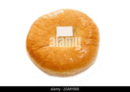 Weißer frischer Lavasch in der Verpackung steht auf einem Regal in einer Bäckerei zum Verkauf Stockfoto