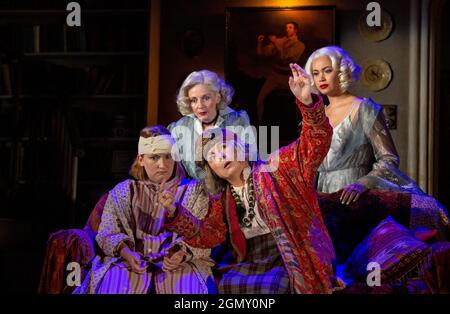 l-r: Rose Wardlaw (Edith), (hinten) Lisa Dillon (Ruth Condomine), Jennifer Saunders (Madame Arcati), Madeleine Mantock (Elvira) in UNBEKÜMMTER STIMMUNG von Noel Coward Eröffnung im Harold Pinter Theater, London SW1 am 21/09/2021 A Theatre Royal Bath Produktionsdesign: Anthony ward Beleuchtung: Howard Harrison Regie: Richard Eyre Stockfoto