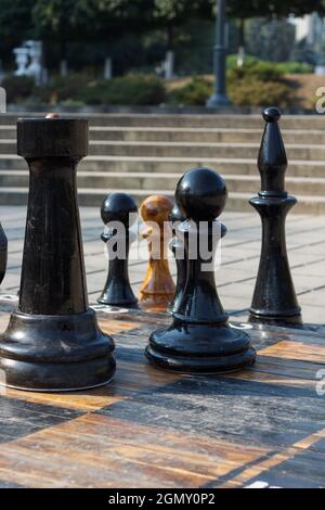 Schachwettbewerb unter freiem Himmel, mit großem Schach im menschlichen Wachstum. Intelligenter Sport Stockfoto