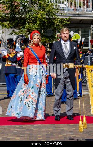 Den Haag, Niederlande. September 2021. DEN HAAG - Ankunft von Königin Maxima und König Willem-Alexander an der großen Kirche. Den Haag . Die Zeremonie wird in diesem Jahr anders aussehen, da Prinsjesdag aufgrund der Maßnahmen, die das Coronavirus aufgrund der Coronakrise umgeben, anders aussieht als sonst. Viele der zeremoniellen Teile werden gestrichen und die Öffentlichkeit ist im Stadtzentrum von Den Haag nicht willkommen. Willem Alexander.Den Haag, Niederlande am 21. September 2021. Foto von Robin Utrecht/ABACAPRESS.COM Quelle: Abaca Press/Alamy Live News Stockfoto