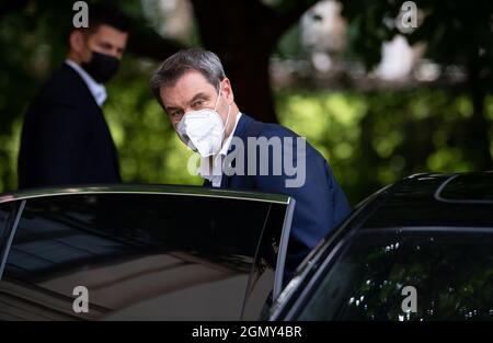 München, Deutschland. September 2021. Der bayerische Ministerpräsident Markus Söder (CSU) steigt nach einer Pressekonferenz in sein offizielles Auto ein. Quelle: Sven Hoppe/dpa/Alamy Live News Stockfoto