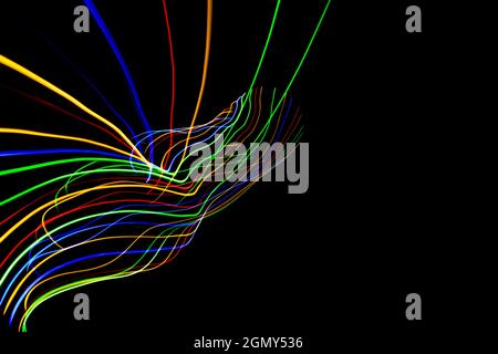 Lichtmalerei-Fotografie. Farbige Lichter bilden abstrakte Formen auf schwarzem Hintergrund. Nachtaufnahmen. Stockfoto