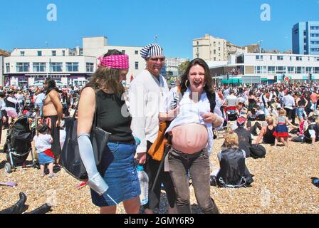 Als Piraten gekleidete Menschen nehmen am 22. Juli 2012 am Strand von Hastings in East Sussex, England, am Piratentag Teil. Das 2009 begonnene Spiel war ein Versuch, den Guinness-Weltrekord für die größte Anzahl von Piraten zu gewinnen, die sich am Strand versammelten. Stockfoto