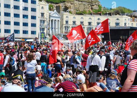Als Piraten gekleidete Menschen nehmen am 22. Juli 2012 am Strand von Hastings in East Sussex, England, am Piratentag Teil. Das 2009 begonnene Spiel war ein Versuch, den Guinness-Weltrekord für die größte Anzahl von Piraten zu gewinnen, die sich am Strand versammelten. Stockfoto