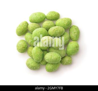 Draufsicht auf Wasabi-beschichtete Erdnüsse, isoliert auf Weiß Stockfoto