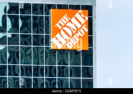 Das Home Depot-Logo oder -Zeichen an der Wand des Hauptgebäudes im Bezirk North York in Toronto, Kanada Stockfoto