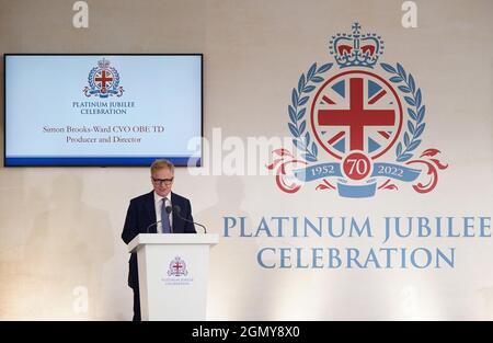 Simon Brooks-ward, Produzent und Regisseur, sprach während der Medieneinführung zur Feier des Platin-Jubiläums der Königin im Royal Mews, Buckingham Palace, London. Im Jahr 2022 wird Königin Elizabeth II. Die erste britische Monarchin sein, die am 6. Februar 1952 ein Platin-Jubiläum feiert - siebzig Jahre Dienstzeit - und den Thron bestiegen hat. Bilddatum: Dienstag, 21. September 2021. Stockfoto
