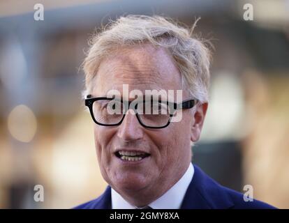 Simon Brooks-ward, Produzent und Regisseur, während der Medienpräsentation zur Feier des Platin-Jubiläums der Königin im Royal Mews, Buckingham Palace, London. Im Jahr 2022 wird Königin Elizabeth II. Die erste britische Monarchin sein, die am 6. Februar 1952 ein Platin-Jubiläum feiert - siebzig Jahre Dienstzeit - und den Thron bestiegen hat. Bilddatum: Dienstag, 21. September 2021. Stockfoto