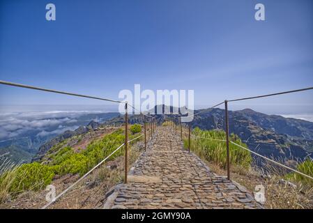Schöner Sonnenuntergang über den Bergen in Madeira - Portugal Stockfoto