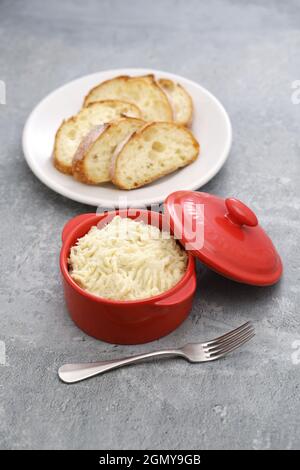 Brandade von Kabeljau (cremige Paste mit getrocknetem gesalzenem Kabeljau, Kartoffeln, Milch und Olivenöl); sie nannte Brandada de bacalao (Spanien), Brandade de Morue (Frankreich), Stockfoto