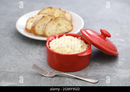 Brandade von Kabeljau (cremige Paste mit getrocknetem gesalzenem Kabeljau, Kartoffeln, Milch und Olivenöl); sie nannte Brandada de bacalao (Spanien), Brandade de Morue (Frankreich), Stockfoto