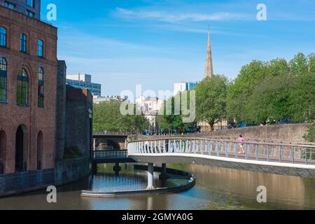 Castle Bridge Bristol, Blick im Sommer auf Castle Bridge. Die Brücke überspannt den Fluss Avon und verbindet Castle Wharf mit dem Castle Park, Bristol, Großbritannien Stockfoto