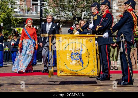 Den Haag, Niederlande. September 2021. Abfahrt von Königin Maxima und König Willem-Alexander an der großen Kirche. Den Haag . Die Zeremonie wird in diesem Jahr anders aussehen, da Prinsjesdag aufgrund der Maßnahmen, die das Coronavirus aufgrund der Coronakrise umgeben, anders aussieht als sonst. Viele der zeremoniellen Teile werden gestrichen und die Öffentlichkeit ist im Stadtzentrum von Den Haag nicht willkommen. Willem Alexander. Robin Utrecht Credit: Abaca Press/Alamy Live News Stockfoto