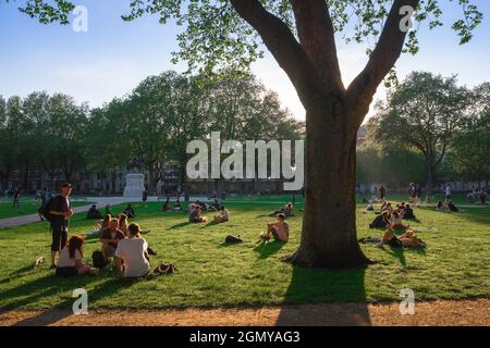 Queen Square Bristol, Blick auf junge Leute, die sich an einem Sommerabend im Queen Square entspannen, einer beliebten Grünfläche in Bristol, England, Großbritannien Stockfoto