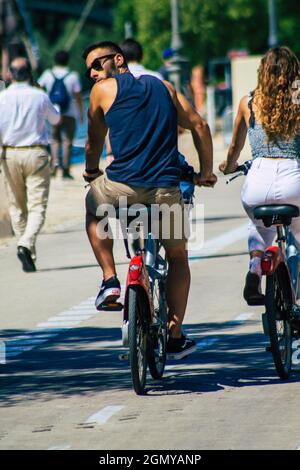 Sevilla Spanien 18. September, 2021 Menschen Rollen mit dem Fahrrad in den Straßen von Sevilla, einer emblematischen Stadt und der Hauptstadt der Region Andalusi Stockfoto